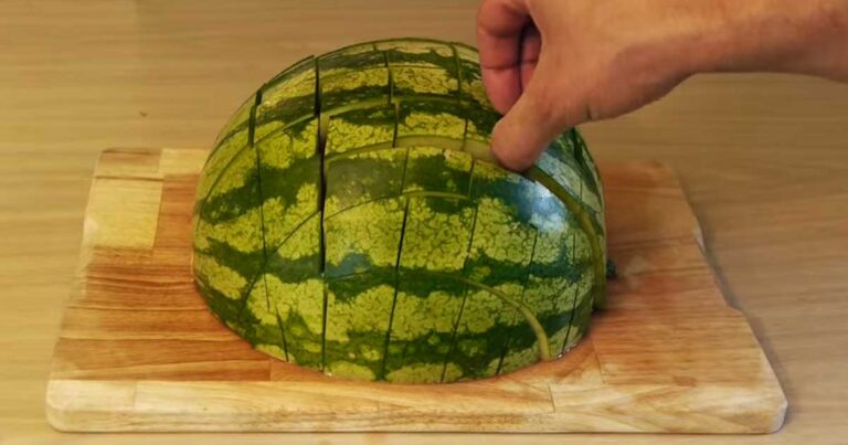 Ξεχάστε τον κουραστικό τρόπο που κόβατε το καρπούζι. Αυτός ο άντρας μας δείχνει πως μπορούμε να το κάνουμε γρήγορα και εύκολα!