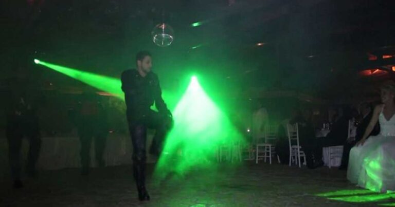 Ο γαμπρός που “ντύθηκε” Ρακιντζής και τραγούδησε το S.A.G.A.P.O. στη νύφη!