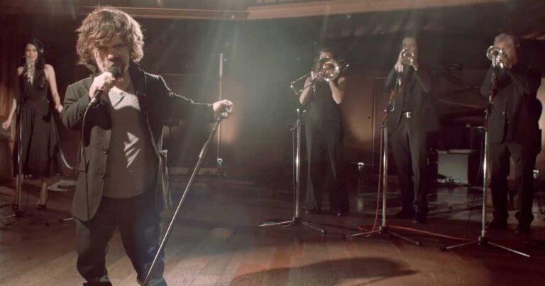 Ο Τύριον Λάνιστερ τραγουδάει με τους Coldplay για τους αδικοχαμένους του Game of Thrones!