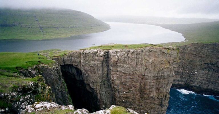 Sørvágsvatn: H πιο τρομακτική λίμνη στον κόσμο ή όχι;