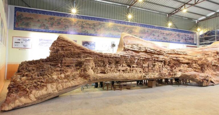 Μοιάζει με σάπιο κορμό δέντρου. Αν δείτε καλύτερα, θα καταλάβετε ότι πρόκειται για ένα έργο τέχνης…