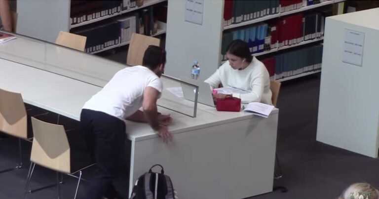 Άντρας κάνει φάρσα μέσα σε βιβλιοθήκη χορεύοντας σαν τρελός μουσική Rave!
