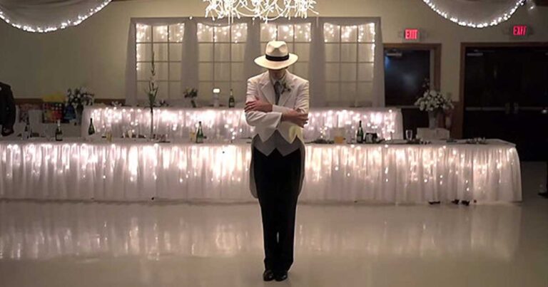 Ζευγάρι εντυπωσιάζει τους καλεσμένους με τον πρωτότυπο και εντυπωσιακό πρώτο τους χορό ως ανδρόγυνο.