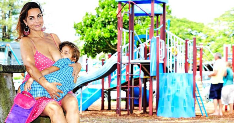 Συνεχίζει να θηλάζει την 6χρονη κόρη της ακόμα και στην αυλή του σχολείου!