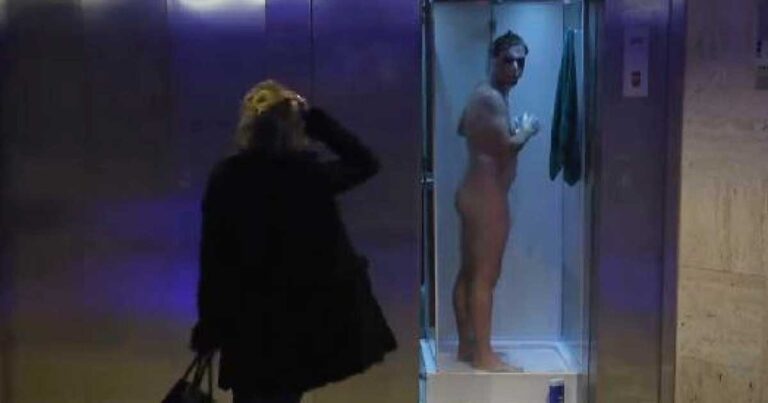 Ο τρελός φαρσέρ Rémi Gaillard απολαμβάνει… “τσιτσίδι” το ντους του μέσα στο ασανσέρ!