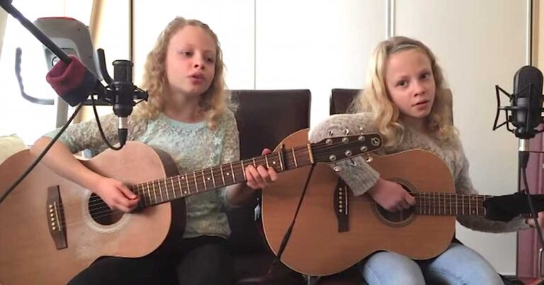 Δίδυμα κοριτσάκια παίζουν κιθάρα, τραγουδάνε και τρελαίνουν κόσμο… Είναι υπέροχες!