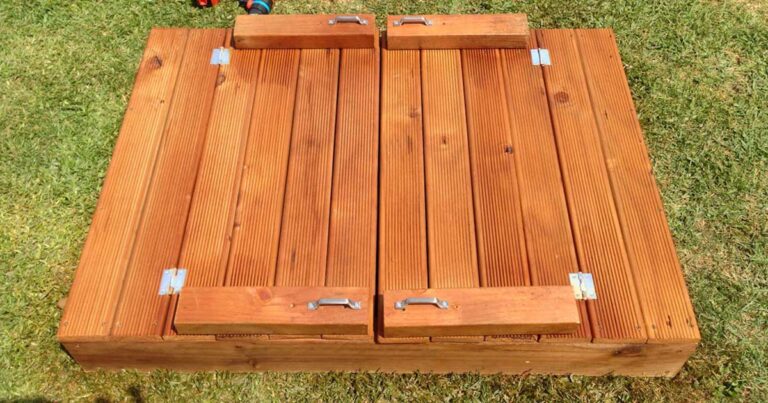 Τοποθετεί μια κρυφή πόρτα στο έδαφος, όταν δείτε το γιατί θα τρέξετε να το κάνετε και εσείς!