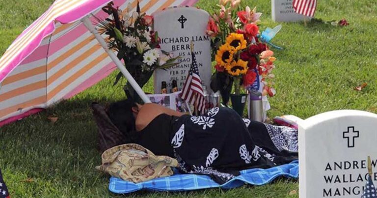 Η συγκινητική φωτογραφία σύζυγου νεκρού στρατιώτη που κάνει το γύρο του διαδικτύου.