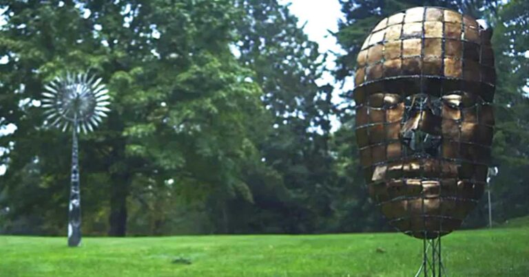 Μοιάζει με ένα συνηθισμένο άγαλμα, όταν όμως αρχίσει να κινείται δεν έχει καμία σχέση!