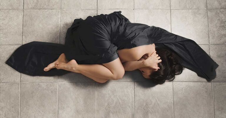 H καλλιτέχνις που μας δείχνει με τι μοιάζει το άγχος μέσα από 12 δυνατές φωτογραφίες