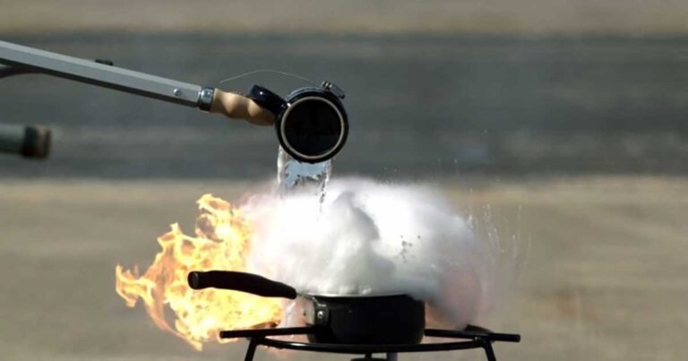 Πείραμα: Έριξαν νερό σε λάδι που είχε πάρει φωτιά. Δείτε το αποτέλεσμα…