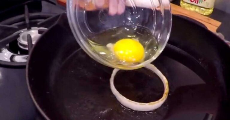 Έριξε ένα αυγό μέσα σε μια ροδέλα κρεμμυδιού! Δείτε αυτό το μυστικό που θα κάνει τα αυγά σας πολύ πιο νόστιμα!