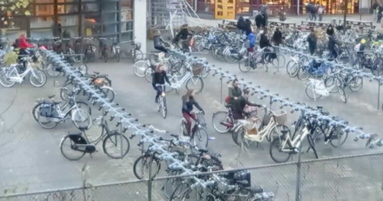 Tι συμβαίνει στα σχολεία της Ολλανδίας μεταξύ 8:00 και 8:30 το πρωί;