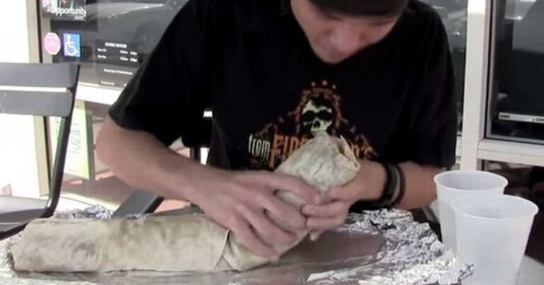 Έφαγε ένα τεράστιο μπουρίτο μέσα σε δύο λεπτά!