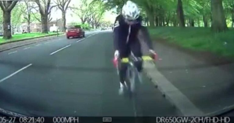 O ποδηλάτης που δεν πρόσεξε και έγινε “χαλκομανία” στο πίσω τζάμι ένος σταματημένου αυτοκινήτου.