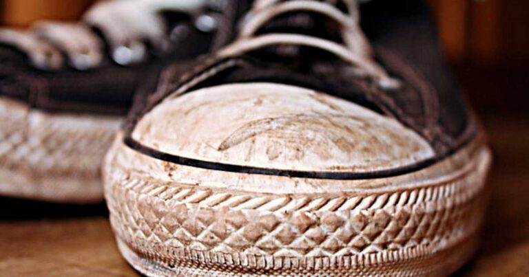 Θέλετε να καθαρίσετε τα αθλητικά παπούτσια σας; Δείτε ποιο υλικό θα τα κάνει σαν καινούργια!