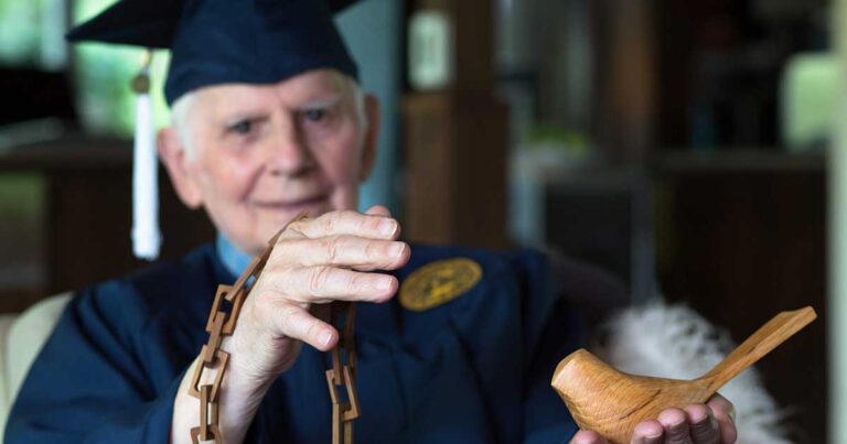 O 97χρονος που πήρε πτυχίο με καθυστέρηση… 75 ετών!