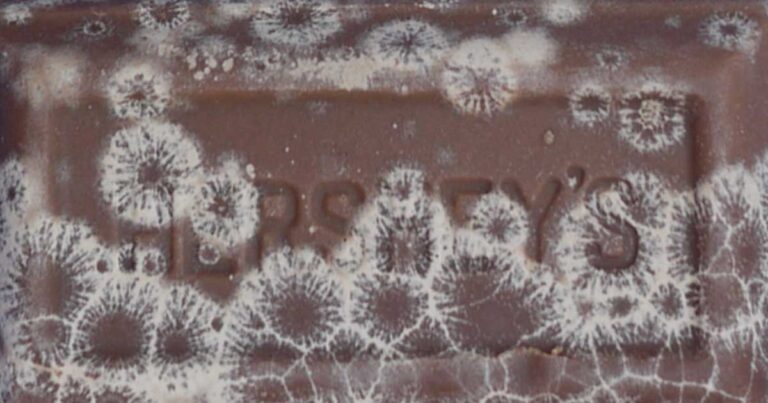 Είναι επικίνδυνο να τρώμε την σοκολάτα όταν ασπρίζει;