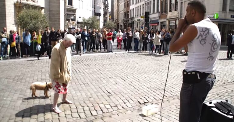 Μια ηλικιωμένη γυναίκα στέκεται μπροστά σε έναν καλλιτέχνη του δρόμου, και αφήνει τους πάντες με το στόμα ανοιχτό!