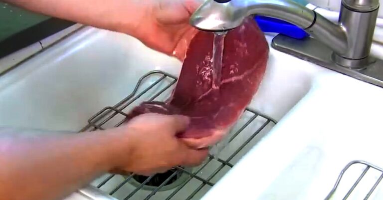 Τοποθέτησε την μπριζόλα κάτω από την βρύση! Ένα κόλπο που θα κάνει το μαγείρεμα τις πολύ καλύτερο!