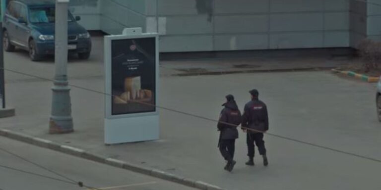 Η ρώσικη διαφήμιση που κρύβεται όταν την πλησιάζουν αστυνομικοί!