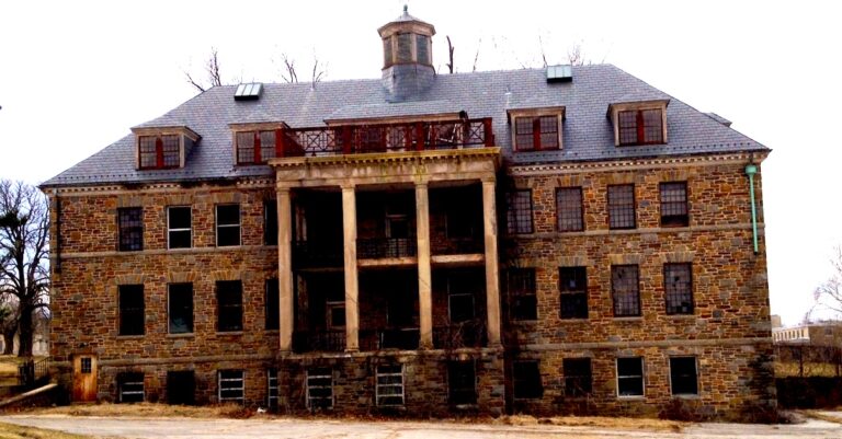 Ένας φωτογράφος μπήκε σε ένα εγκαταλελειμμένο κτήριο δείτε τι βρήκε μέσα…