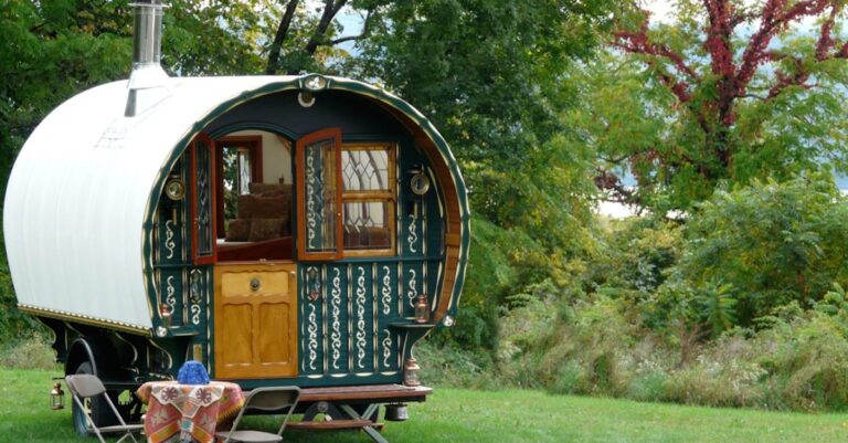 Εξωτερικά μοιάζει με ένα παράξενο τροχοσπιτάκι, το εσωτερικό του όμως είναι φτιαγμένο για… διακοπές!