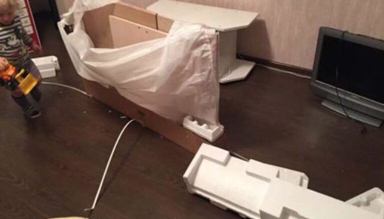 Αγόρασαν μια καινούρια τηλεόραση. Δείτε τι αντίκρυσαν όταν άνοιξαν το κουτί!