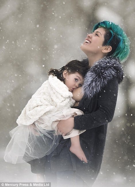 28B4074300000578-3078290-A_mother_breastfeeds_in_the_snow-a-10_1431687658202