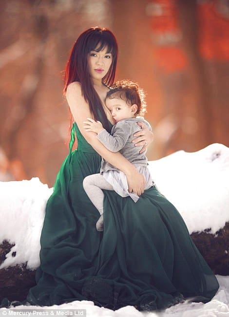 28B407F500000578-3078290-Theatrical_This_lady_feeds_her_child_against_a_snowy_backdrop-a-13_1431687658286