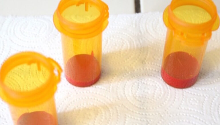 Χρησιμοποιεί τα παλιά μπουκαλάκια των χαπιών της για να φτιάξει κάτι όμορφο στα παιδιά της!