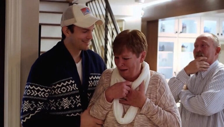 Ο Ashton Kutcher λέει στην μητέρα του να κατέβει κάτω. Τι αντικρίζει εκείνη; Ετοιμαστείτε να συγκινηθείτε!