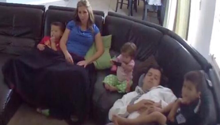 Ο πατέρας αποκοιμήθηκε στον καναπέ. Αλλά όταν το μωρό άρχισε να πέφτει; Δείτε την αντίδρασή του!