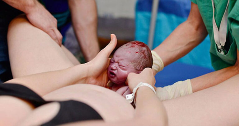 Φωτογραφίες τοκετού που αποθεώνουν το μεγαλείο της μητρότητας