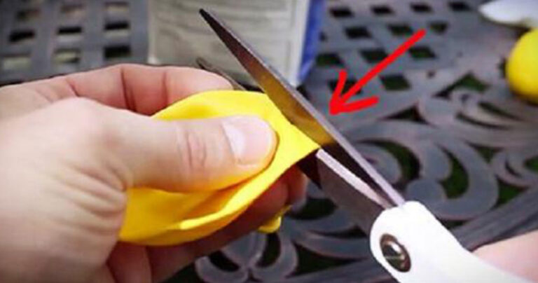 Έκοψε το μπαλόνι σε αυτό το σημείο και το γέμισε με αλεύρι. Αυτό που έφτιαξε είναι κάτι πολύ εντυπωσιακό!