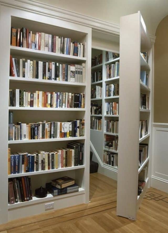 Βιβλιοθήκη που κρύβει ένα μυστικό δωμάτιο.