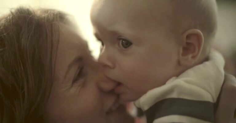 Μητρότητα: Το γέλιο, το άγχος, η χαρά, ο πόνος, αλλά – το πιο σημαντικό – η αγάπη.