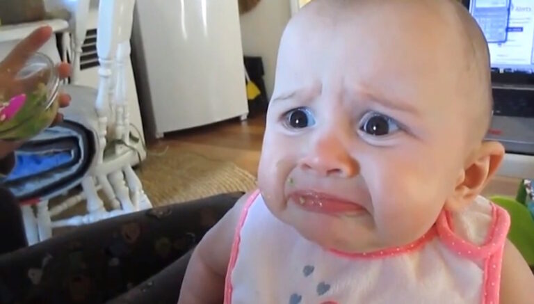 Η αντίδραση αυτού του μωρού στο αβοκάντο είναι απλά ανεκτίμητη! Δεν θα σταματήσετε να γελάτε