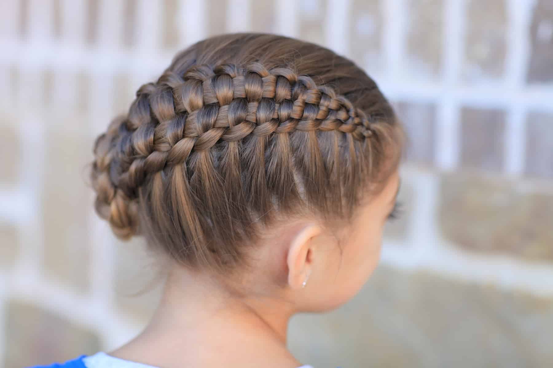 10 причесок в школу. Прически с плетением для девочек. Плетение кос для девочек. Плетение волос для девочек. Прически с косами для детей.