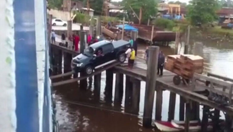 Επιβιβάζουν το φορτηγάκι πάνω σε… σανίδες!