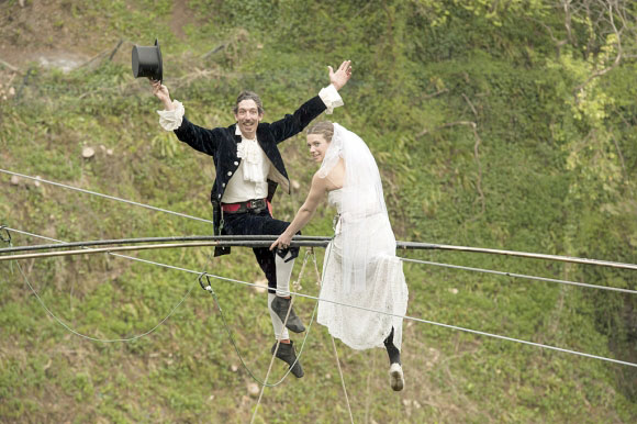 tilestwra.com -Ασυνήθιστος γάμος σε τεντωμένο σχοινί!