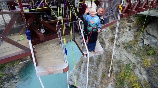 Η σούπερ γιαγιά που έκανε bungee jumping στα 91 της! 1 gran3