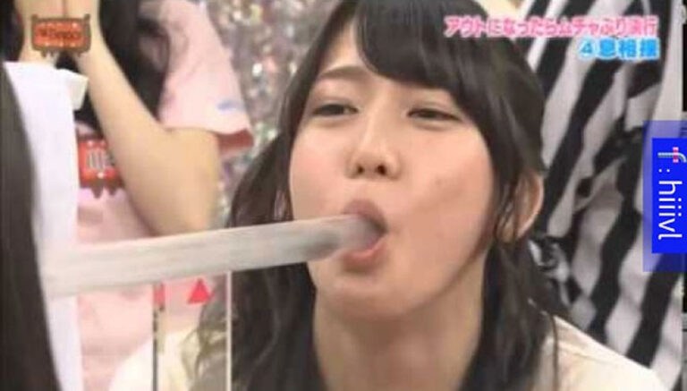 Βάζουν το έντομο στο σωλήνα. Δείτε τώρα τι κάνουν οι δύο κοπέλες!