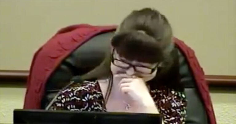 Δείτε τον δήμαρχο που πήγε τουαλέτα έχοντας ξεχάσει το μικρόφωνο του ανοιχτό!