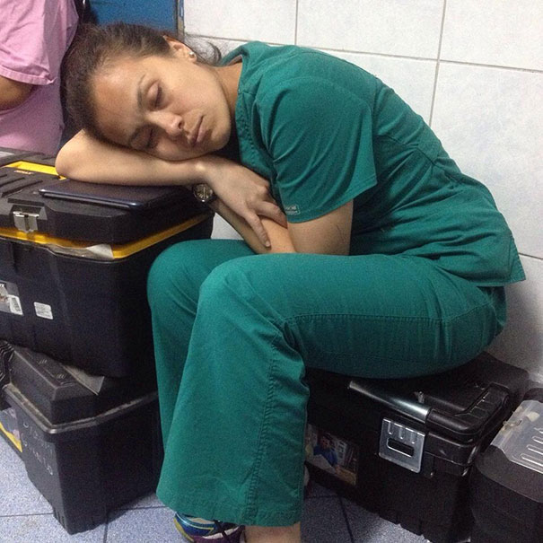 medical resident sleeping overworked doctors mexico yo tambien mi dormi 11