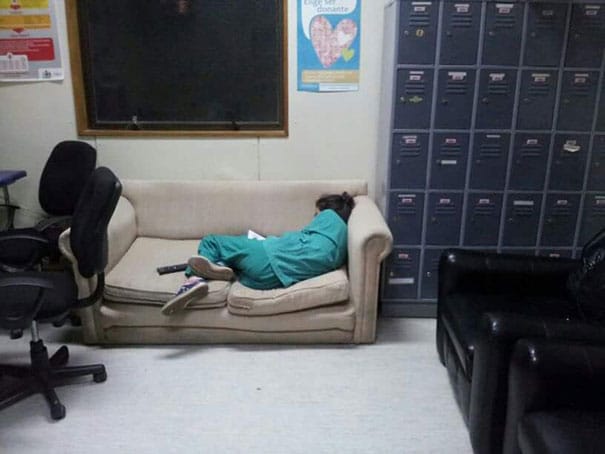 medical resident sleeping overworked doctors mexico yo tambien mi dormi 16