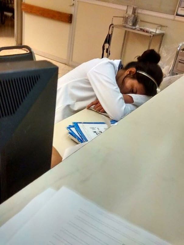 medical resident sleeping overworked doctors mexico yo tambien mi dormi 18