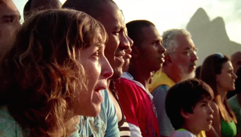 Αυτή η μαμά πανηγυρίζει για την κόρη της, μόλις τελειώσει ο αγώνας; Θα σας κάνει να δακρύσετε
