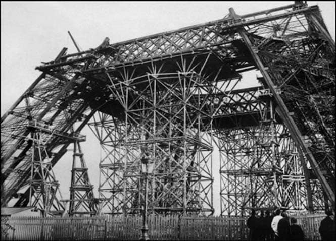 POUR ILLUSTRER LE PAPIER D'ANNICK BENOIST: "IL Y A 120 ANS NAISSAIT LA TOUR EIFFEL: DU "DESHONNEUR" AU TRIOMPHE IMMEDIAT" -  Des badauds groupÈs derriËre une palissade observent le chantier de la Tour Eiffel. Trois semaines aprËs le premier coup de pioche la polÈmique Èclata. "La tour, dont la commerciale AmÈrique elle-mÍme ne voudrait pas, c'est le dÈshonneur de Paris", hurlËrent ses dÈtracteurs. C'Ètait il y a 120 ans, en 1887. L'ingÈnieur Gustave Eiffel, concepteur de ponts, comme de la structure mÈtallique de la Statue de la LibertÈ, recevait le feu vert pour Èriger son monument, en vue de l'exposition universelle de 1889.   Picture showing the building of the Eiffel Tower in Paris in 1888. Construction works for France's most famous building started 120 years ago, in July 1887.  AFP PHOTO