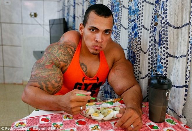 Ο άνθρωπος που έχει στόχο ζωής να γίνει ο Hulk! Φούσκωσε τους μυς του, με ένα "θανατηφόρο κοκτέιλ" 5 realhulk4515sk6